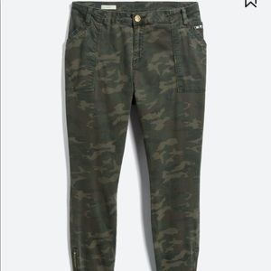 Theresa Zipper Detail Printed
Cargo Skinny Pant